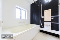 浴室:温かみのある浴室で１日の疲れをリフレッシュできそうです。リラクゼーション空間でゆったりとバスタイムを楽しめそうです。