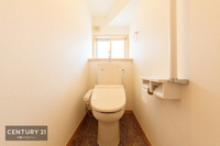 トイレ:1・2階にトイレがございます！朝の忙しい時間帯も待たずにすみそうですね。清潔感のあるトイレは気分が良くなりますね。