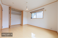 寝室:壁面が広いのでベッドや家具の置き場所にも困りませんね！収納力もバッチリです！
どんな家具を置こうかワクワクしますね！