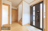 玄関:木目調の落ち着いた雰囲気の玄関です。オシャレな玄関で家族やお客様を送迎できるのはいいですね
心地よい玄関が気持ちをリラックスできますね！