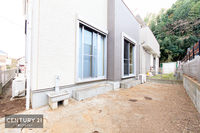 専用庭:陽当たりのいいお庭で日向ぼっこも気持ち良さそうですね！ガーデニングも楽しめます。