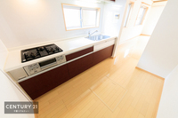 キッチン:オシャレでスタイリッシュなシステムキッチンです！リビングに面しているのでコミュニケーションが取りやすいですね！