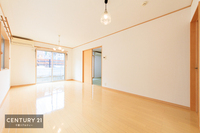 リビング:大きな窓のあるリビングは、陽光あふれる明るい空間です！居心地良く、ご家族皆がゆったり寛げる憩いの空間となりそうです！