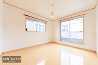 洋室:大きな窓からはバルコニーへ出られます。天気のいい日はバルコニーへ出てリフレッシュするのもいいですね！