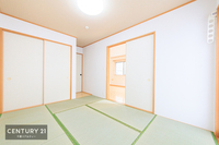 和室:リビングに隣接した明るいゆったり和室は、タタミの香りに癒される気持ちのいい空間です。
お昼寝処や家事スペースなど、用途用途多彩に利用できます。