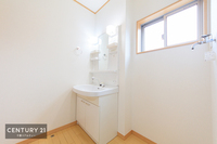 洗面室:洗面所には小窓が付いているので、換気もしっかりとできますね！明るく清潔感のある洗面所です。