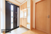 玄関:オシャレな玄関です！！疲れて帰ってきても優しく迎え入れてくれる、そんな空間になっています。
明るく温もり溢れる玄関です！