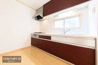 キッチン:うれしい設備がたくさんのシステムキッチン。収納もたっぷりで、食品やキッチン用品もスッキリと収納できます！