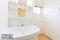 洗面室:広々洗面所で脱衣スペースもゆったり利用できますね！明るく清潔感のある気持ちのいい空間です。
朝に身支度便利な独立型洗面台です。