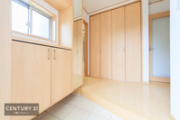 玄関:シューズボックス付き！靴の収納に困らない！玄関周りがスッキリ片付きます！お客様や家族を心地よく御出迎えが出来ます！