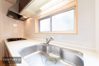 キッチン:小窓のあるキッチンは換気もしっかりできるので臭いの心配はいりません。シンクも広々としており、洗い物もしやすいですね！