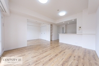 リビング:大切な家族が集まるからこそLDKにはこだわりたい。日当たりのよい広～いLDKを、子供たちが元気に笑いながら走り回っている姿を見た時が「広い家にして良かった」と思う瞬間です。