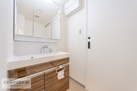 洗面室:三面鏡仕様の洗面所は、身だしなみがしやすい造り！裏は収納になっています。ドライヤーやお化粧道具を片付けられるので洗面台周りをスッキリと見せることが出来ます！