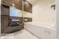 浴室:1日の疲れをしっかりと癒してくれる浴室です。
おうちの素敵なリラクゼーション場所ですね。