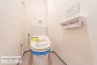 トイレ:清潔感のある色味のトイレ！さわやかでスッキリする空間です！お手入れがしやすい白を基調としたトイレです！