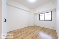 洋室:窓から優しい光が差し込む明るい洋室はリラックスして過ごせる空間です。
寝室として使う場合でも、朝はスッキリと目覚められそうですね！