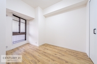 寝室:優しい光が差し込む寝室は、朝の目覚めスッキリです！おうち時間もゆったりと過ごすことができます。リビングで楽しく過ごした後はプライベートな時間を満喫。