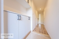 玄関:落ち着いた雰囲気の玄関です。オシャレな玄関で家族やお客様を送迎できるのはいいですね！