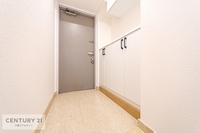 玄関:落ち着いた雰囲気の玄関です。オシャレな玄関で家族やお客様を送迎できるのはいいですね！