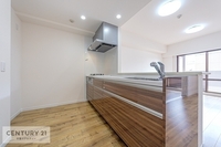 キッチン:こんなオシャレなキッチンだったら、毎日料理が捗りそうですね！使い勝手の良いシステムキッチンです。
広いシンクで大きなお鍋もラクラク洗えます！