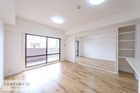 リビング:心地良いリビングは家族が自然と集まります。家族団欒の時間が増えそうです。ご家族と、より一層充実した時間を過ごせそうですね。明るく開放的な空間です