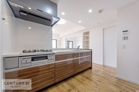 キッチン:大人気の対面式システムキッチンを採用しています！
ご家族のコミュニケーションが自然と増える設計です。
お子様にも目が届くので安心ですね。