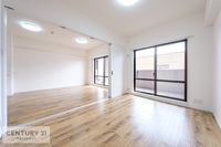 洋室:大きな窓からたっぷりの陽ざしが差し込む明るいLDK。陽当り・通風良好です！家族と明るいお部屋で楽しく過ごせそうです！是非一度ご内見ください。