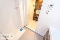 洗面室:清潔感のある洗面所です！家事ラク動線を考えキッチン近くにあります！
お風呂掃除や洗濯などもスムーズに行うことができます。