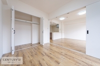 洋室:大きなクローゼット付き！お部屋の片づけが楽々です。お部屋のスペースを存分に使えますね！ベッドや勉強机を置くゆとりが生まれます！