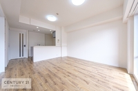 リビング:広々したリビングです。ソファーやテーブルを置いても窮屈感がありません！陽当り良好なので明るく暖かい空間で、居心地の良いLDKでのんびりと過ごす休日も有意義で悪くないですね！