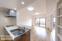 リビング:大きな窓からたっぷりの陽ざしが差し込む明るいLDK。南西向きで陽当り・通風良好です！家族と明るいお部屋で楽しく過ごせそうです！是非一度ご内見ください。