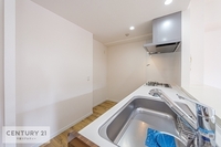 キッチン:大きなシンク付きのキッチンです！洗い物もラクラクできますね！
カウンターの高さがちょうど手元を隠してくれるので、水もダイニング側に飛びはねることはありません！