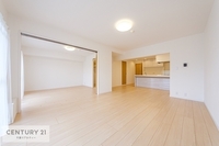 リビング:広々したリビングです。ソファーやテーブルを置いても窮屈感がありません！陽当り良好なので明るく暖かい空間で、居心地の良いLDKでのんびりと過ごす休日も有意義で悪くないですね！