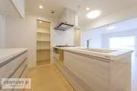 キッチン:収納たっぷりシステムキッチン！カップボード付きで食器やフライパン等がスッキリと収納できます！食器棚を購入する必要がありません！取り出しが便利なので効率よく作業が出来ます！