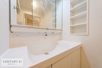 洗面室:三面鏡仕様の洗面所は、身だしなみがしやすい造り！裏は収納になっています。ドライヤーやお化粧道具を片付けられるので洗面台周りをスッキリと見せることが出来ます！