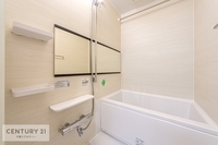 浴室:ゆとりあるバスは、足を延ばして気持ちよく湯船に浸れるので、１日の疲れを癒すことが出来ます！シャンプーや石鹸が置けるポケットが付いていてお風呂場がスッキリ！