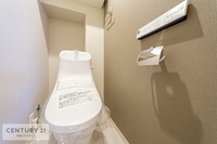 トイレ:清潔感のある色味のトイレ！さわやかでスッキリする空間です！アクセントクロスの色合いが落ち着いている為ホッコリ居心地の良い空間です！