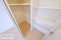 収納:ウォークインクローゼットには棚が付いているので、カバンや小物もスッキリ綺麗に収納できるので、取り出し便利！オシャレ好きな方にとって嬉しい仕様です！