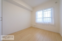 洋室:窓から優しい光が差し込む明るい洋室はリラックスして過ごせる空間です。
寝室として使う場合でも、朝はスッキリと目覚められそうですね！