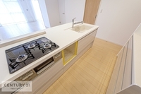 キッチン:システムキッチンは収納力があります！
大きなお鍋やフライパンもラクラク収納可能です。
お料理好きの方には嬉しいキッチンとなっています。