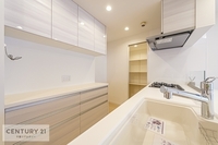 キッチン:広々した調理スペースで作業がしやすい快適なキッチンです！お子様と一緒にお菓子造りも楽しめる広々スペースです！