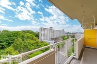 バルコニー:陽当たり良好なバルコニーです！晴れた日には青い空を見渡せる開放的な時間を楽しめます。
長さがあり、たくさんの洗濯物を干すことができます。