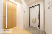 玄関:落ち着いた雰囲気の玄関です。オシャレな玄関で家族やお客様を送迎できるのはいいですね！