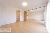 寝室:住まう方自身でカスタマイズして頂けるように「シンプル」にデザインされた室内。自由度が高いので家具やレイアウトでお好みの空間を創り上げられます。二面採光から差し込む光は暖かく心地の良い空間です