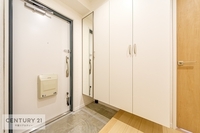 玄関:疲れて帰ってきても優しく迎え入れてくれる、そんな空間になっています。
明るく温もり溢れる玄関です！玄関には、ミラーが付いているので、お出かけ前に最終身だしなみチェックができて安心です！