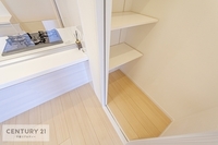 その他内観写真:キッチン横にパンドリーが付いています！お菓子のストックや調味料がスッキリと収納で着てかさばらないです！キッチン周りが片付いて作業がしやすい空間になりますね！