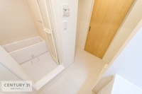 洗面室:お風呂場と脱衣所の動線が短いので、冬場は寒くてもすぐにお風呂に入れて快適です！急にシャンプー等を切らしても、洗面所の収納に入れとけばすぐに取り出せる楽々設計！