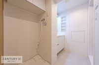 洗面室:洗面室は、しっかりとしたスペースを確保。上質な温かみを持つカラーで統一されています。ワイドな洗面台は収納力もありいつでもすっきりとした洗面室に。