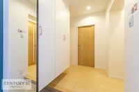 玄関:疲れて帰ってきても優しく迎え入れてくれる、そんな空間になっています。
明るく温もり溢れる玄関です！木面の暖かい色合いで快適な空間です！