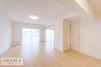 リビング:暖かい陽だまりがリビングを包んでくれて居心地の良い空間を演出してくれます！自然と家族が集い会話が増える心地よい空間！